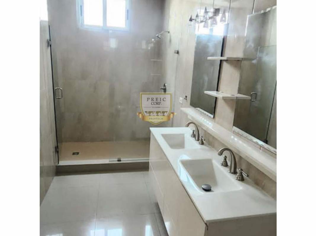 Modern secondary bathroom with enclosed shower and vanity PH Titanium Costa del Este Panama