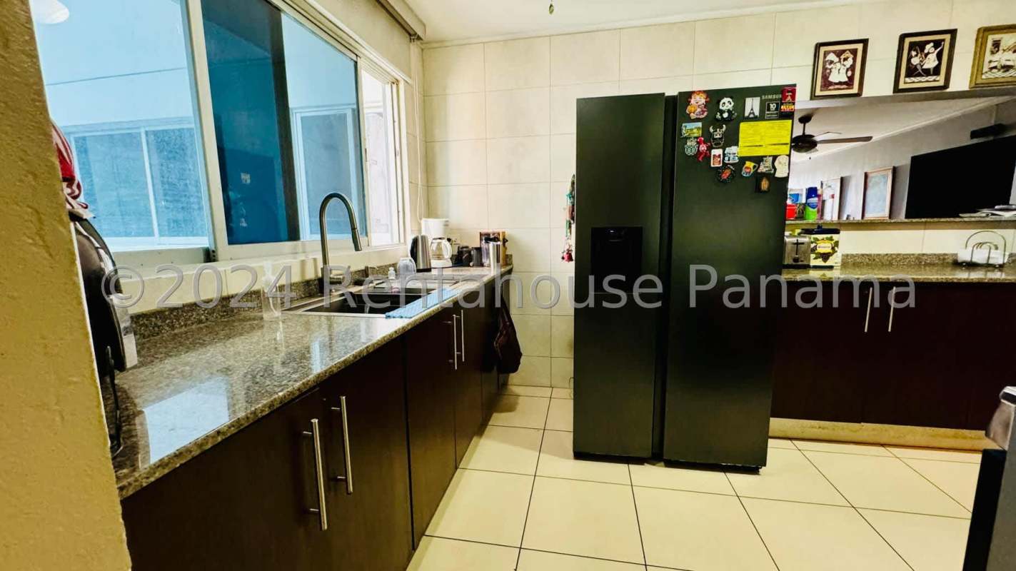 Rooftop pool, jacuzzi, lounge area with panoramic Panama City views PH Constellation Tower