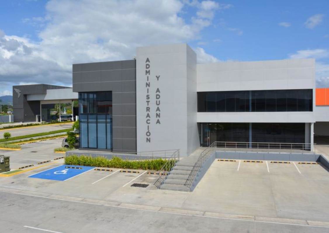 Administrative building with customs facilities, ramp and parking at 24 de Diciembre Free Trade Zone Panama