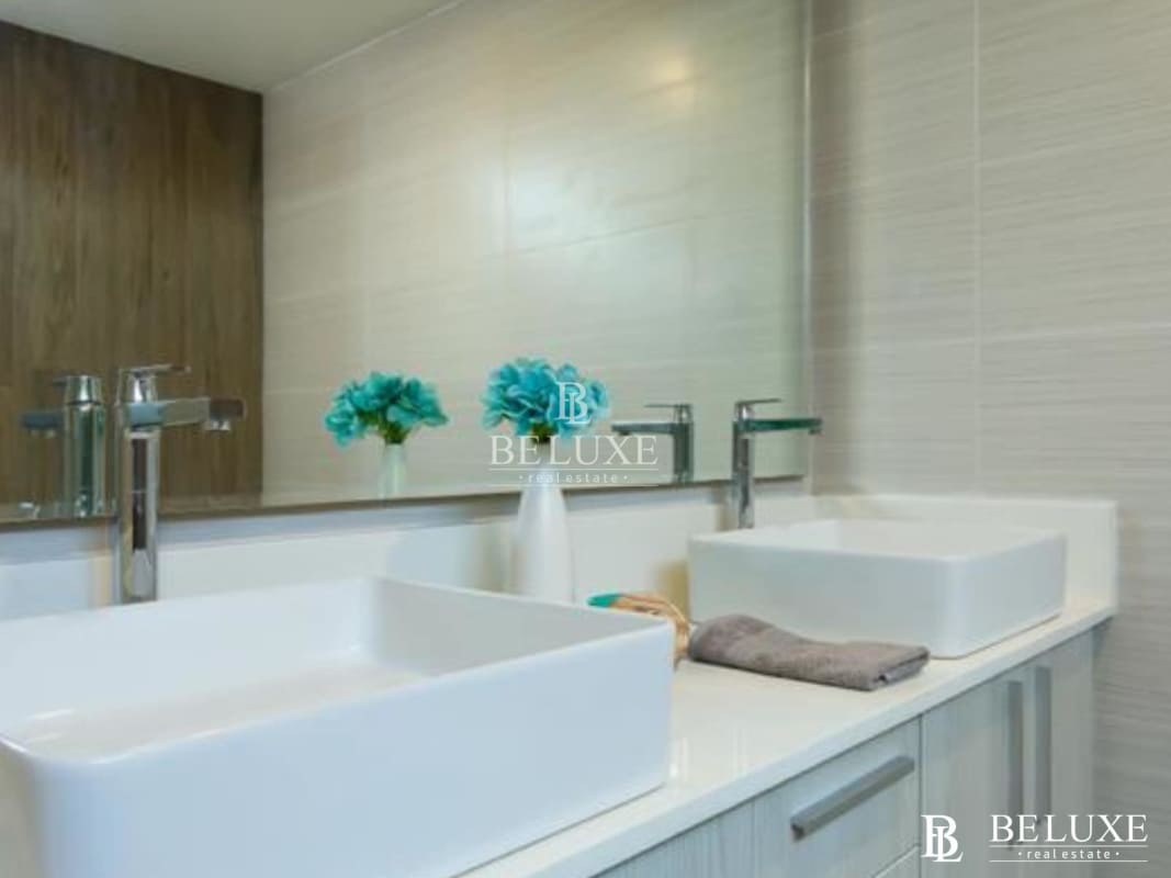 Bedroom with large window overlooking city skyline at PH Zafiro Panama