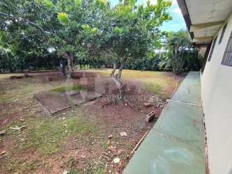 Covered tiled patio area with outdoor sink barbecue space Chitré rental house