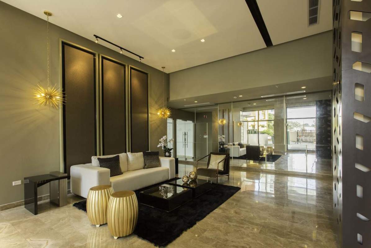Modern waiting lounge in PH Portofino with marble floors, designer furniture and glass doors
