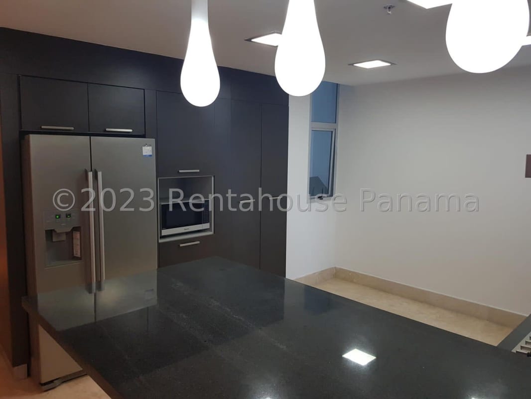 Infinity edge swimming pool overlooking the Pacific Ocean at PH Coco del Mar Panama City