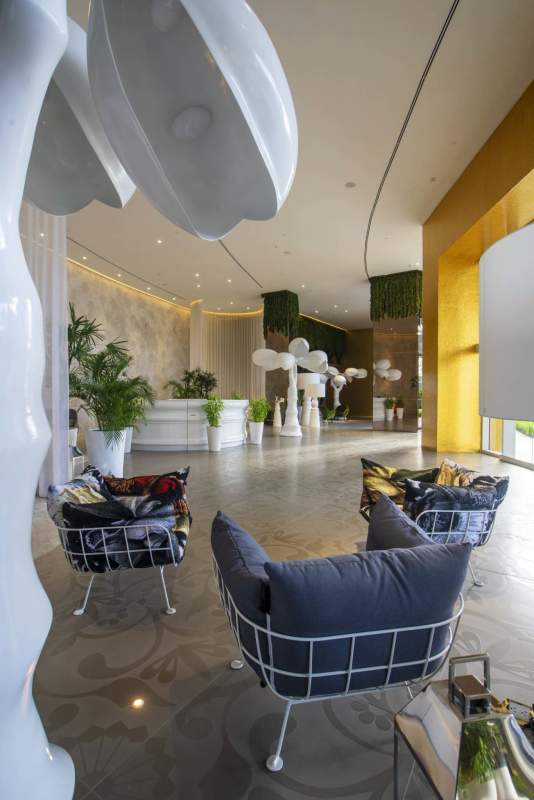 Modern luxury lobby area with sculptures and artistic lighting PH Wanders & Yoo Marbella Panama