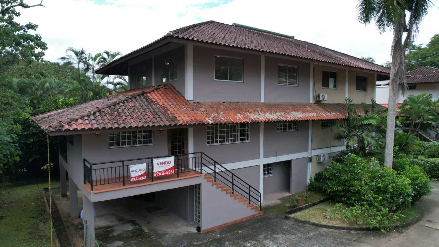 Large open plan living dining area with ceiling fan for rent in Clayton Panama house