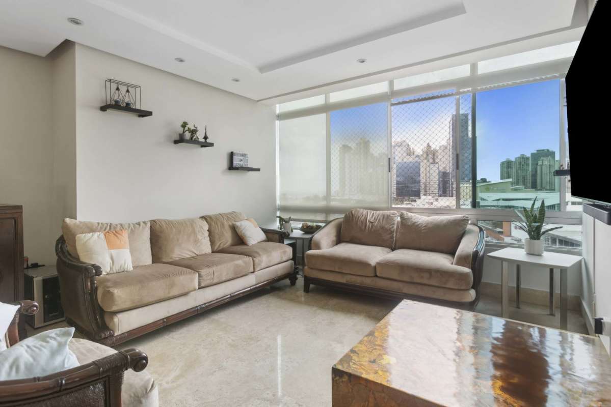 Luxury rooftop infinity pool overlooking Panama City skyline at PH The Towers San Francisco