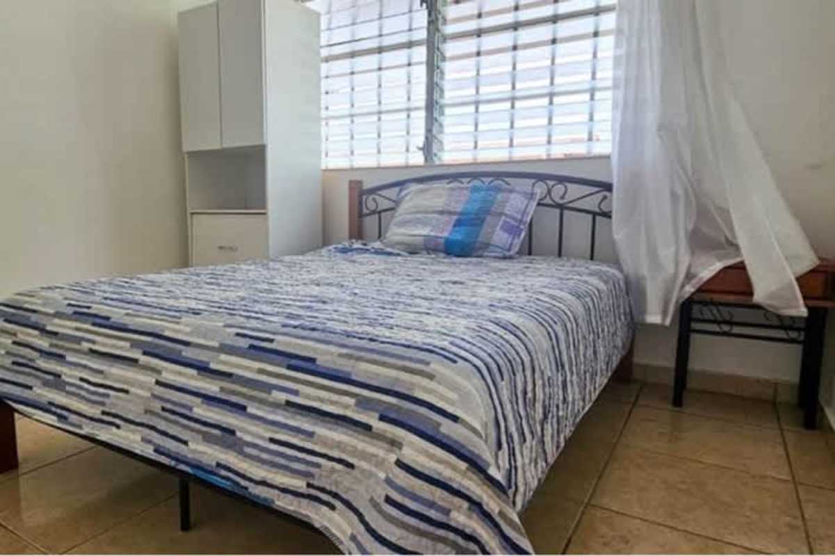 Open kitchen with granite countertops, double sink, large windows house for rent Brisas del Occidente Panama