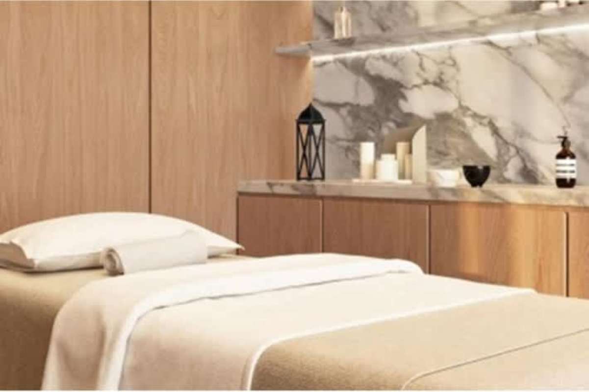 Infinity rooftop pool bar overlooking Panama skyline and marina PH Ocean Reef