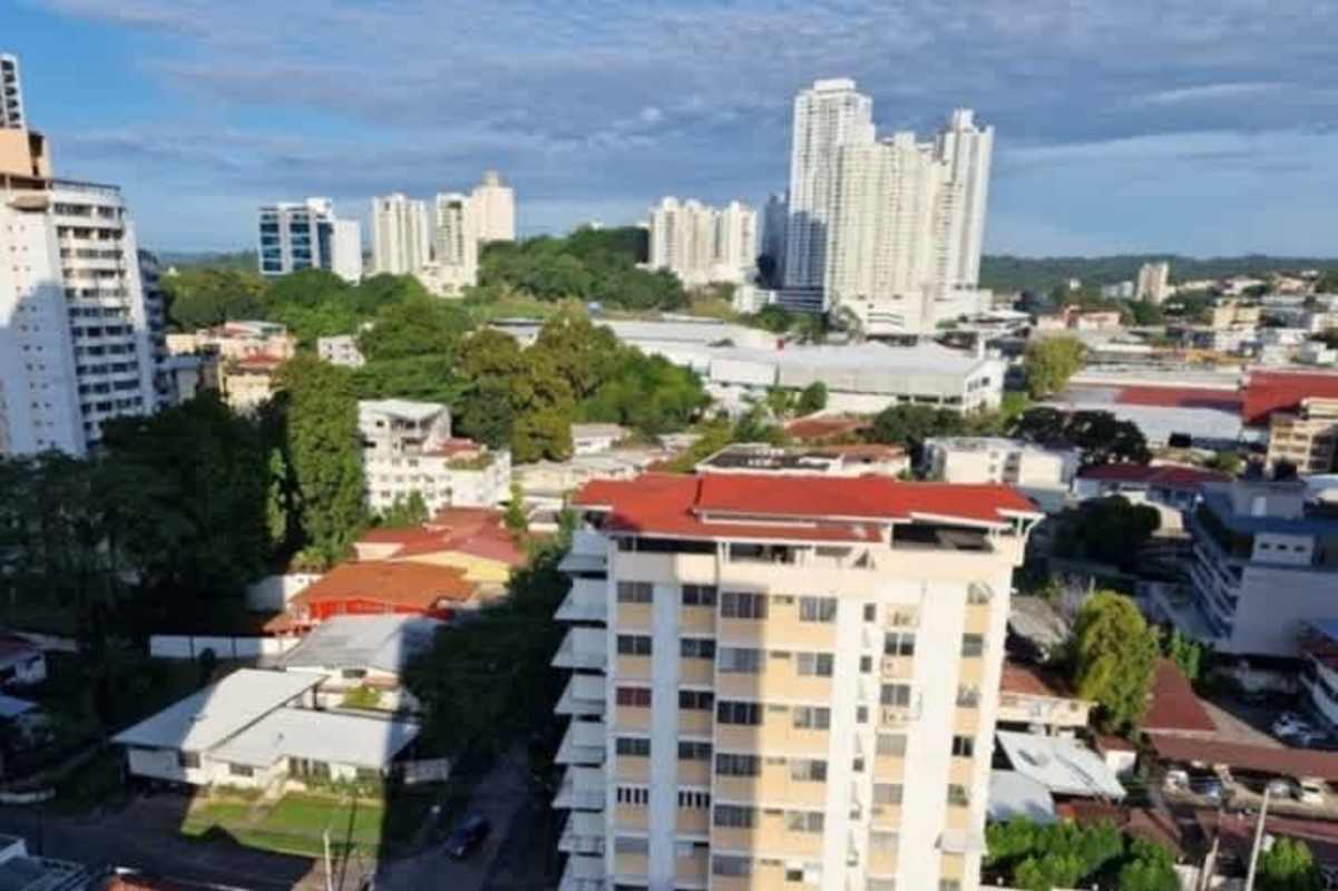 Spacious bedroom with built-in closet and AC in PH Vista Tower El Cangrejo Panama
