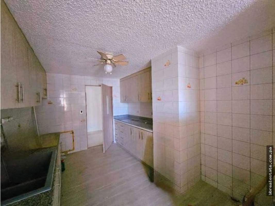 Bedroom space natural light built-in closet PH Mar Plaza Panama