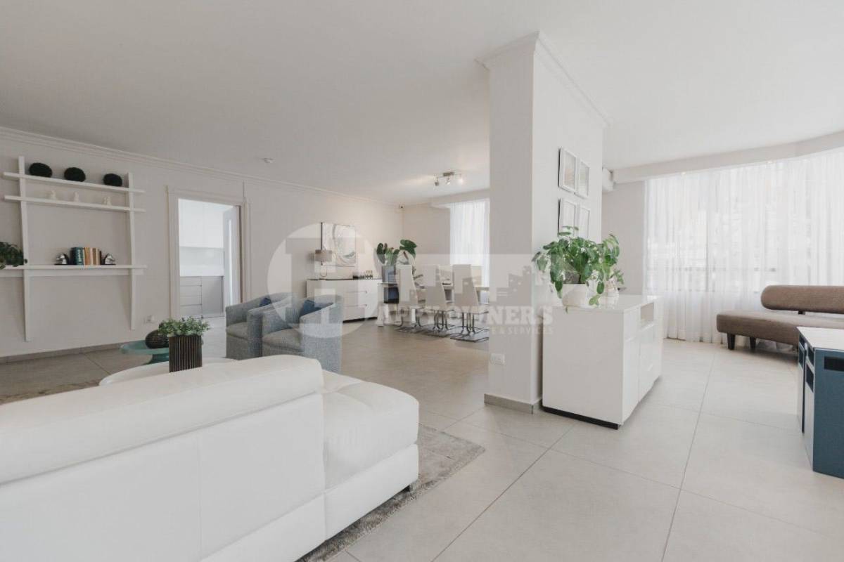 Modern bathroom with glass enclosed shower and premium fixtures PH Prestanza Panama