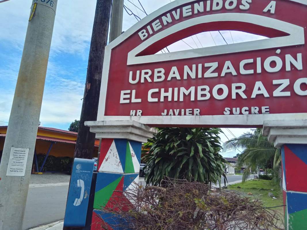 Entrance sign El Chimborazo urbanization near commercial property for sale Panama City
