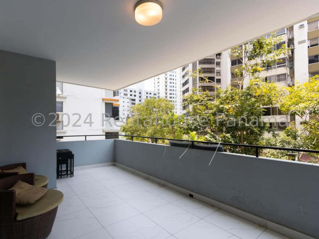 Large master bedroom with city views and built-in closet PH Paitilla Tower Panama