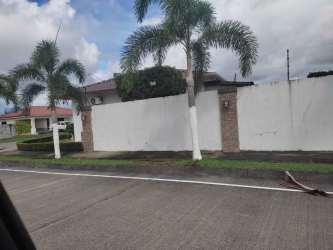 Covered terrace with bohío adjacent to garden space in Villa Patricia David Panama.