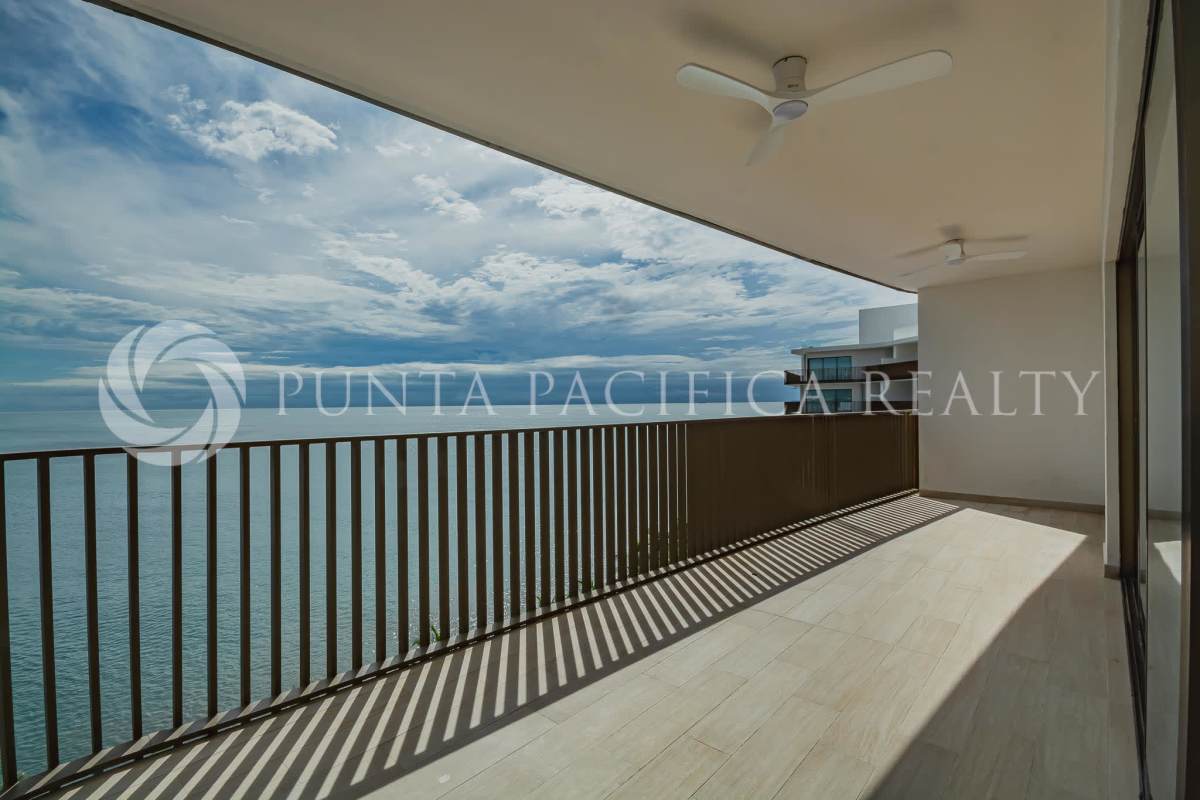 Expansive wraparound balcony with ocean skyline views at PH Seascape Ocean Reef Panama