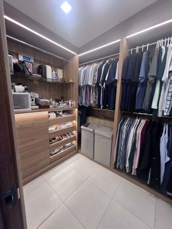 Bedroom with tile floor, AC, wardrobe and large windows in San Francisco Bay Panama