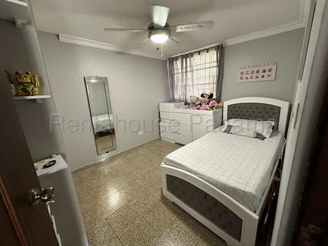 Second bedroom with window, closet space in Panama City apartment PH Carrasquilla Residences