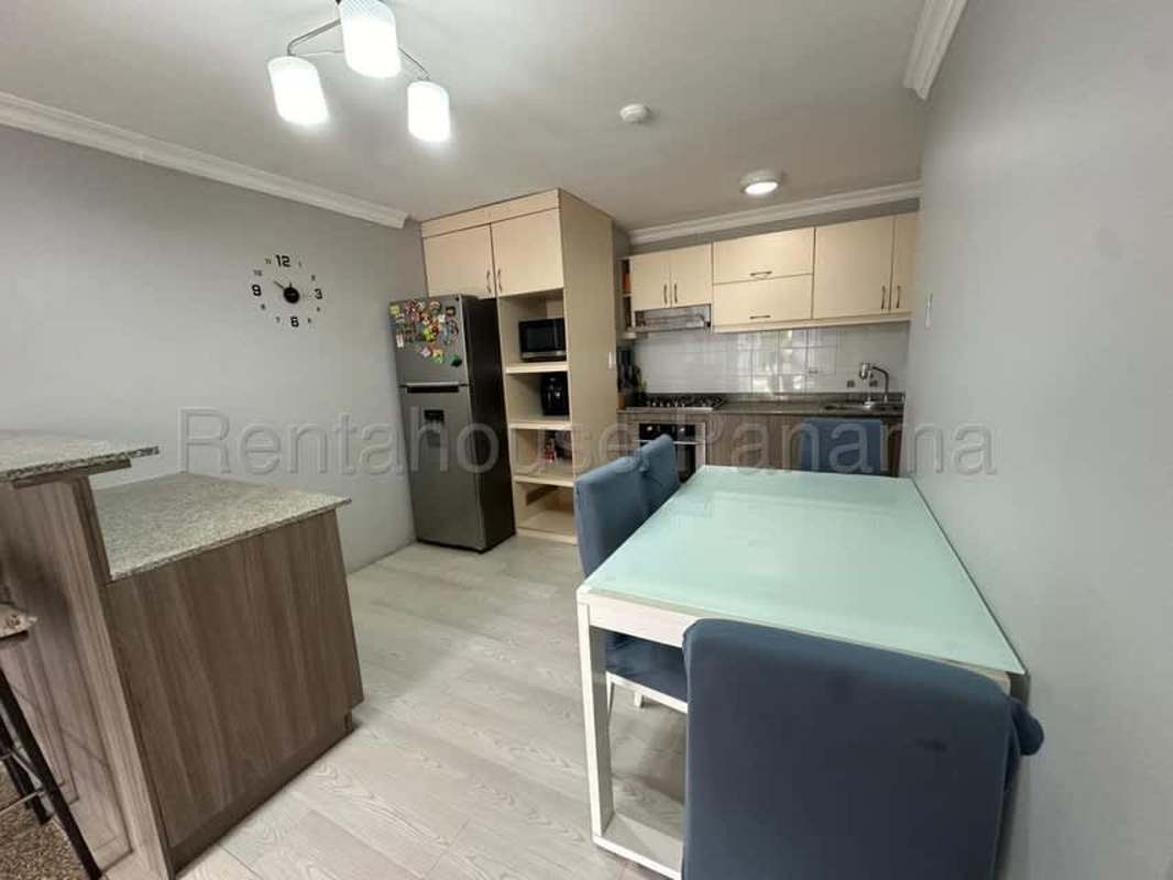 Bathroom with vanity, mirror, bathtub in affordable apartment for sale Panama