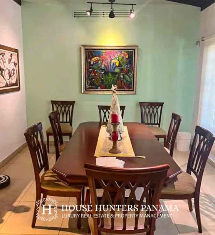 Master bedroom with exposed beams, AC, garden views, Llanos de Curundu Clayton Panama