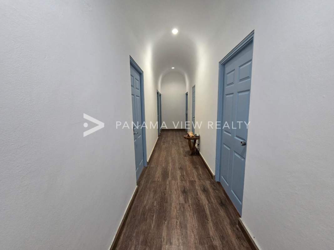 Contemporary bathroom with marble tiling walk-in shower in Obarrio Panama house