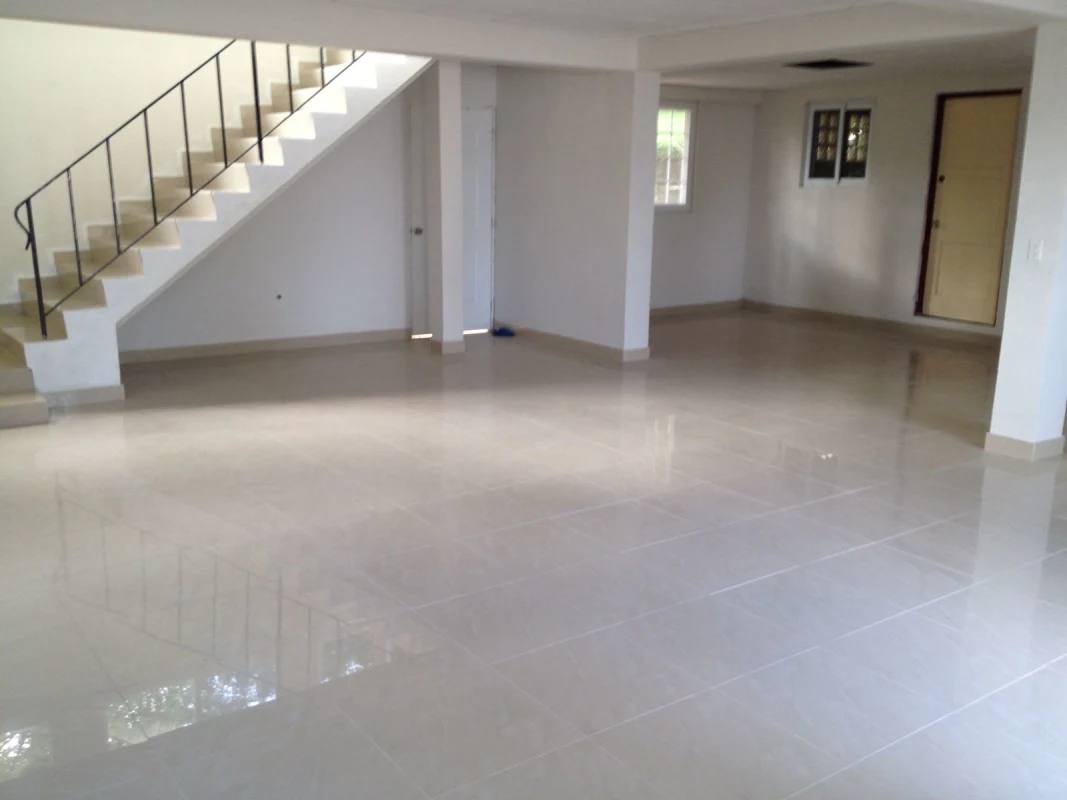 Kitchen with granite countertops, large windows, gas cooktop in Los Ríos Clayton Panama