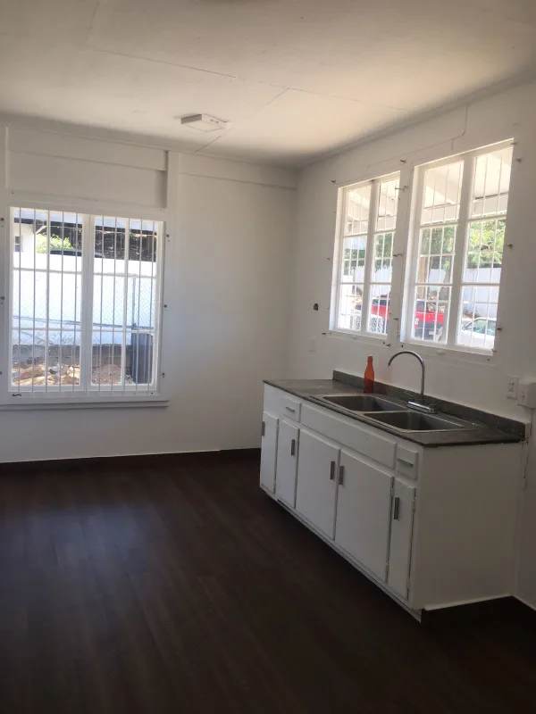 View of 2-car garage driveway at house for sale Los Ríos Clayton Panama City