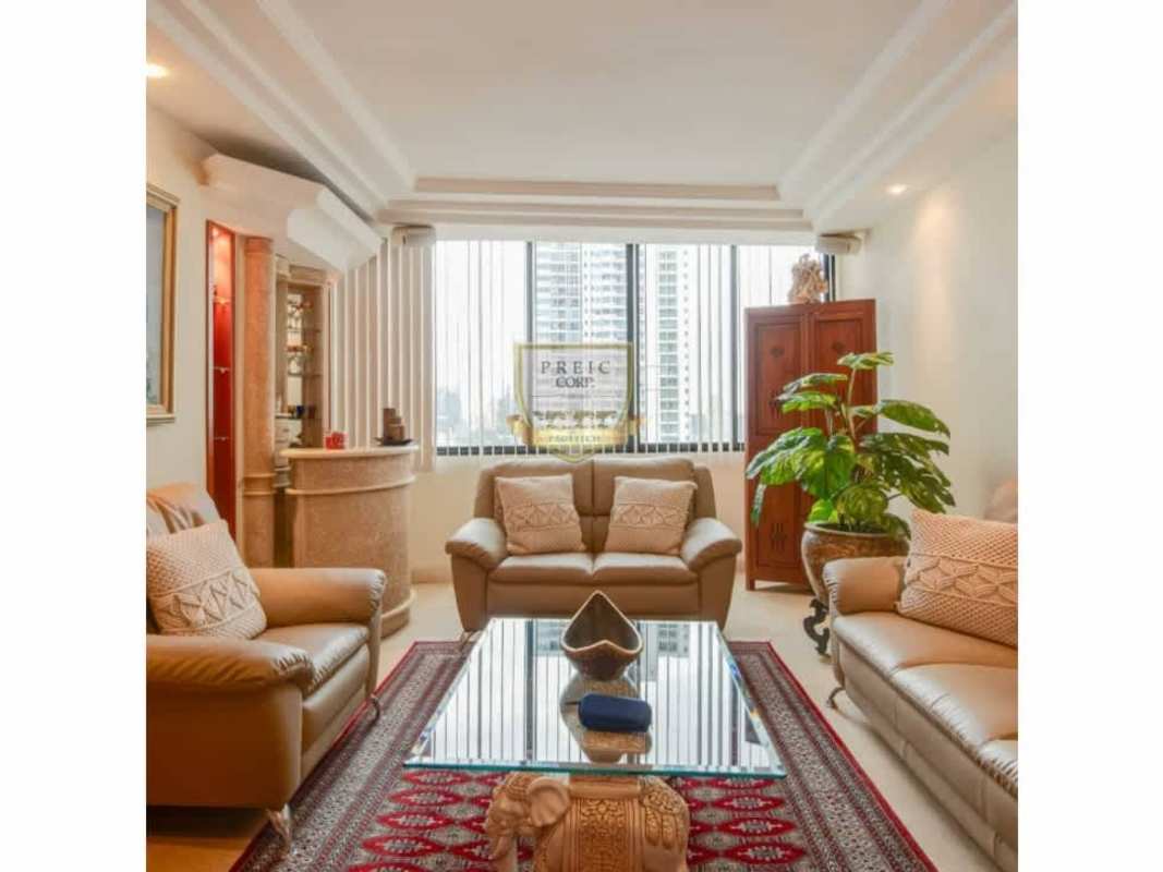 Large bedroom with split AC and windows in PH Plaza Real penthouse San Francisco Panama