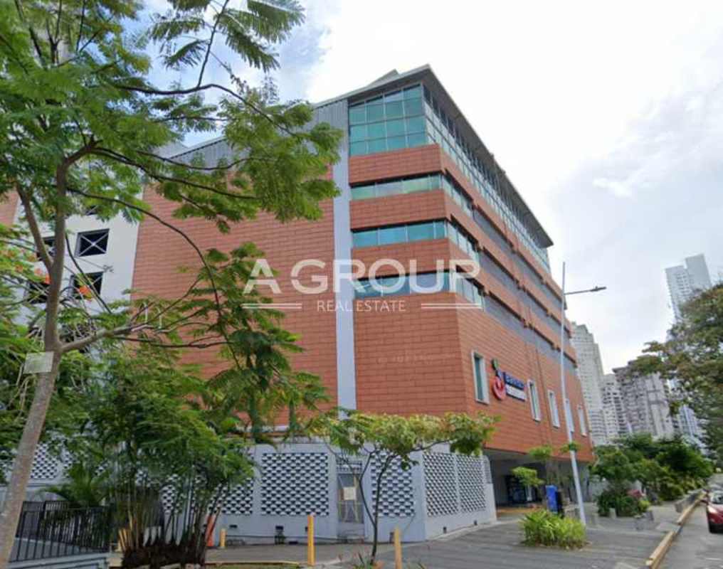 Modern open plan office with cubicles and large windows in Marble Business Center Panama