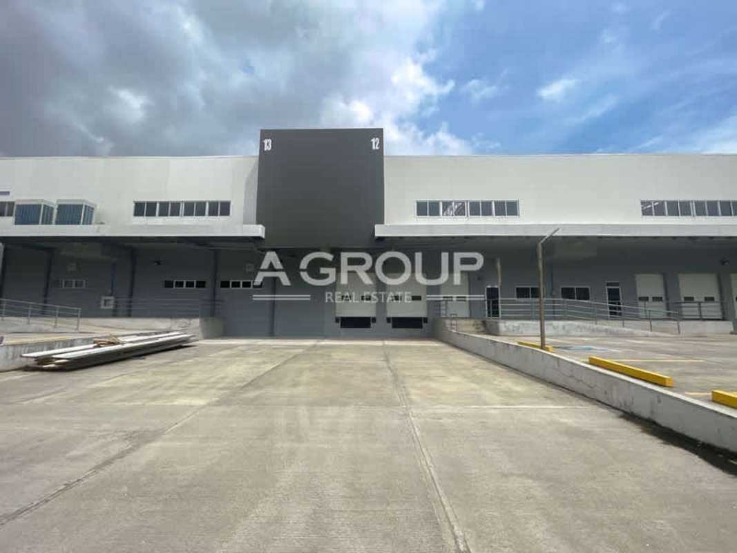 Warehouse exterior showing roll-up doors, loading ramps and ample truck maneuvering space Panama City