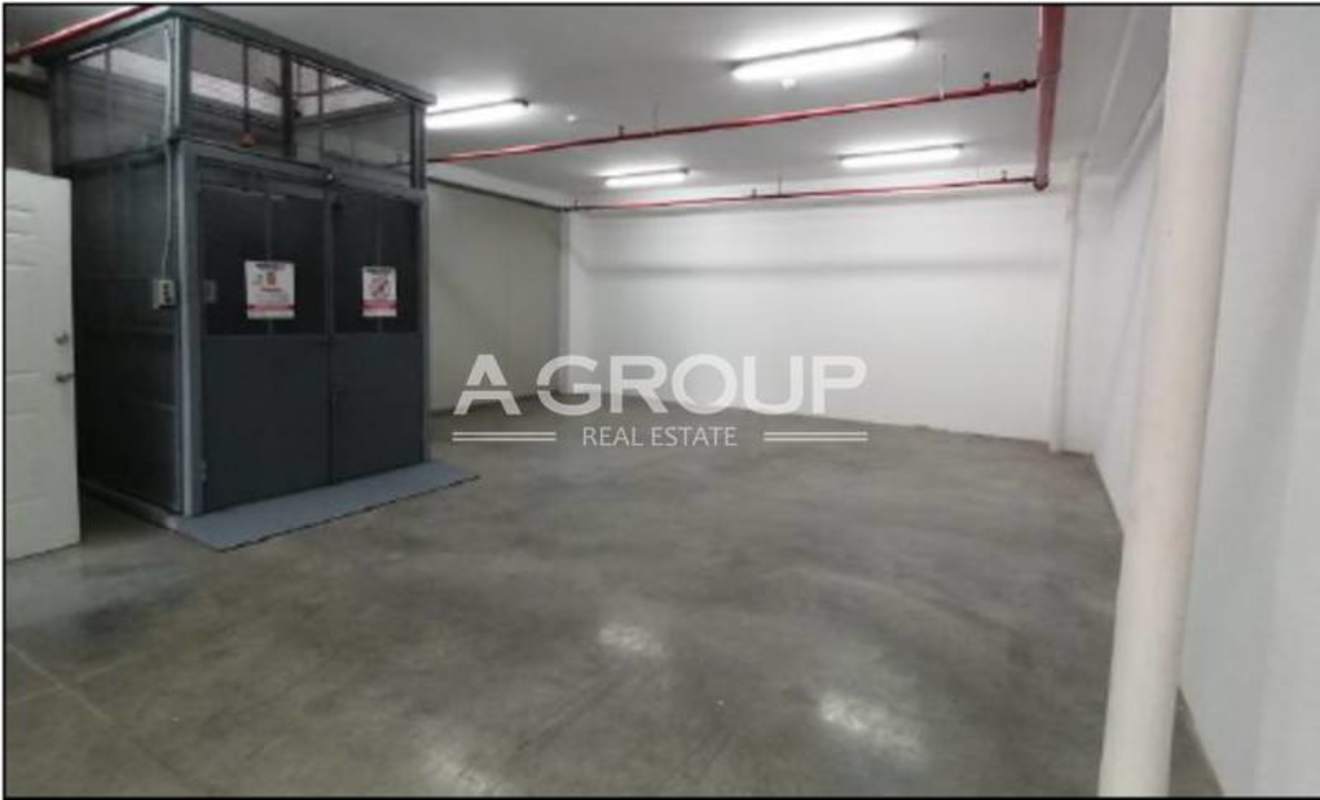 Loading area with industrial lift and garage shutter at Panama Viejo Business Center