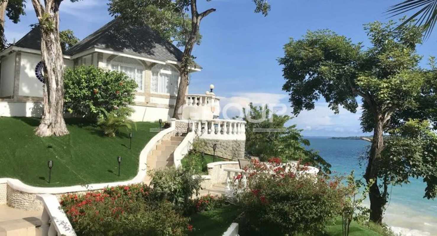 Lush beachfront villa with garden terraces, tropical foliage and ocean views Isla Contadora Panama