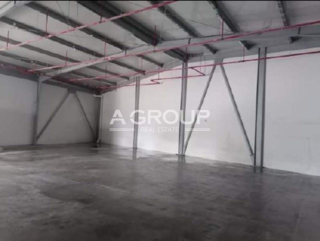 Large empty warehouse space with open floor and exposed steel ceiling Panama Viejo Business Center