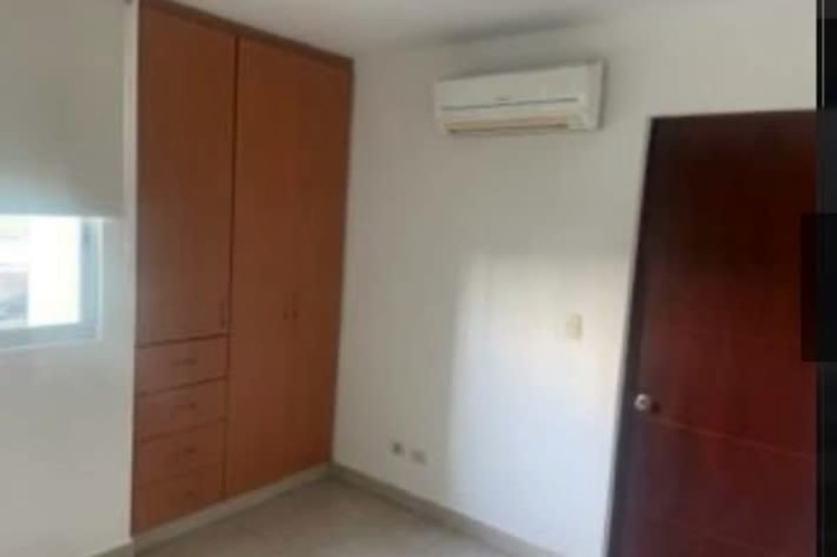 Bedroom with built-in closet, split air conditioning, window, PH Costa del Este Panama