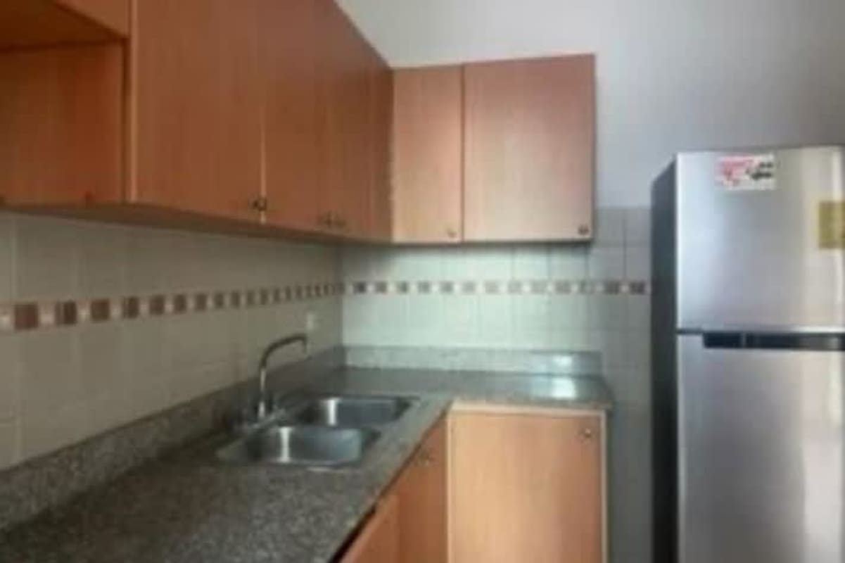 Modern kitchen with granite countertop, upper wood cabinets, equipped PH Costa del Este Panama