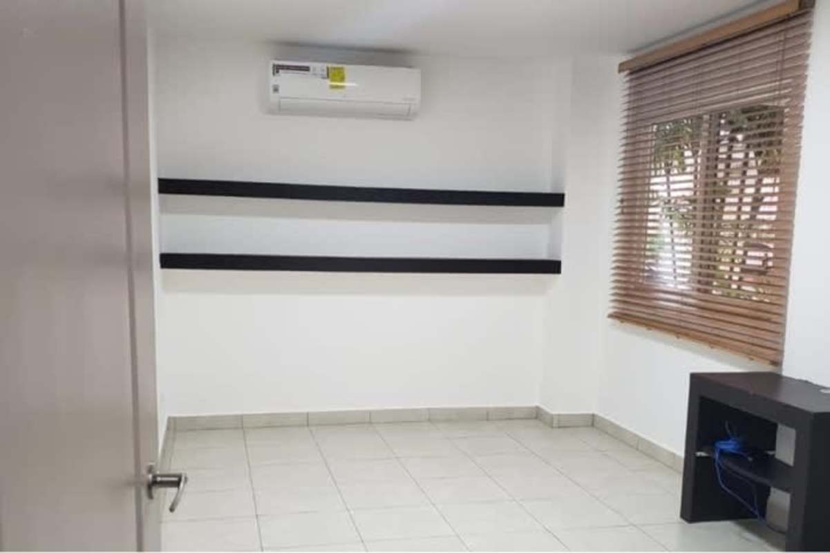 Bright bedroom with closet, AC and ceiling fan in Villa Alta Brisas del Golf Panama City