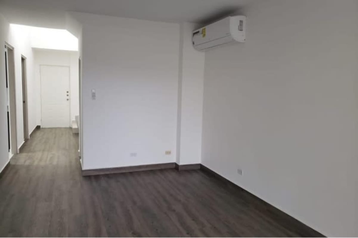 Spacious living area with wood floors, AC unit, and white walls in Villa Alta Brisas del Golf Panama