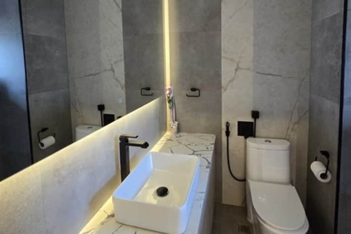Luxury bathroom with marble, vessel sink and integrated lighting PH Pacific Point Punta Pacífica