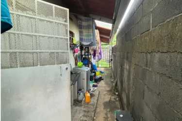 Modern bathroom with orange wall and walk-in shower in La Chorrera house for sale