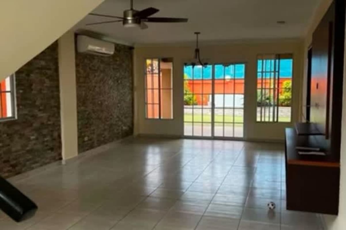 Large living space with big glass doors and ceiling fan in Campo Lindbergh Panama