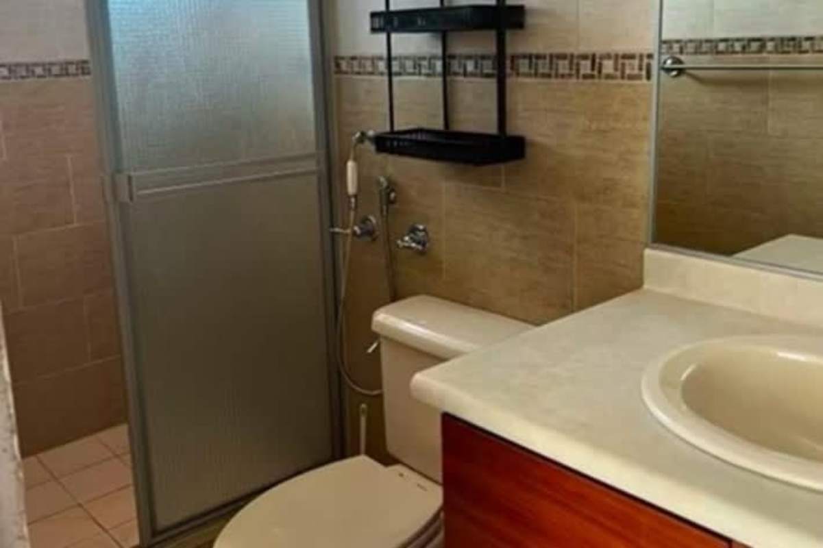 Bathroom with glass shower, vanity, tiled walls in Campo Lindbergh Panama
