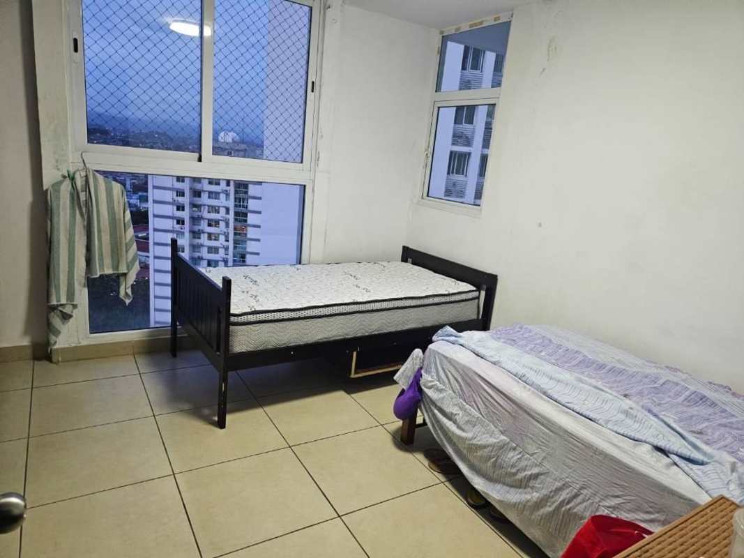 Shared bedroom with two single beds, city views, large window in PH King Park Panama