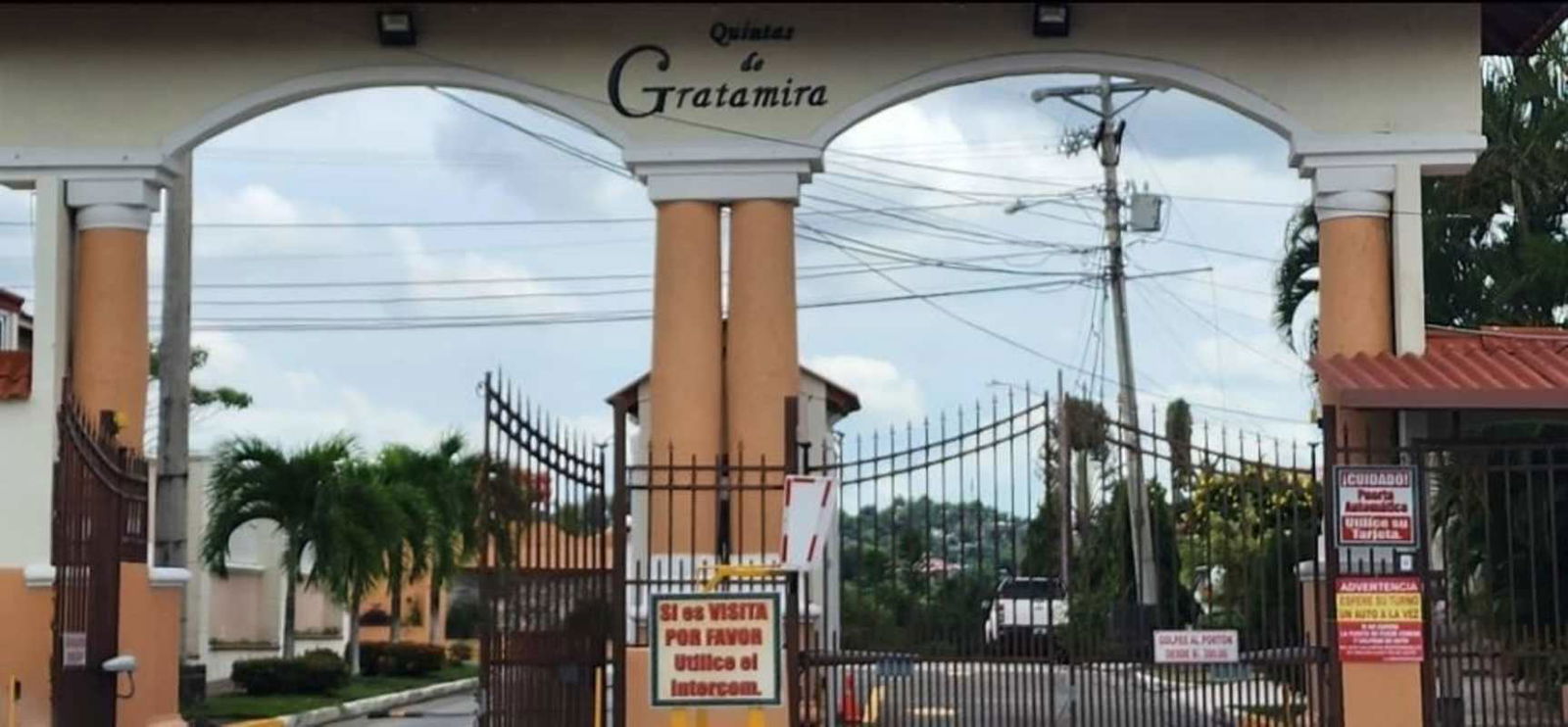 Green garden space with playground and gazebo, PH Quintas de Gratamira Brisas del Golf Panama