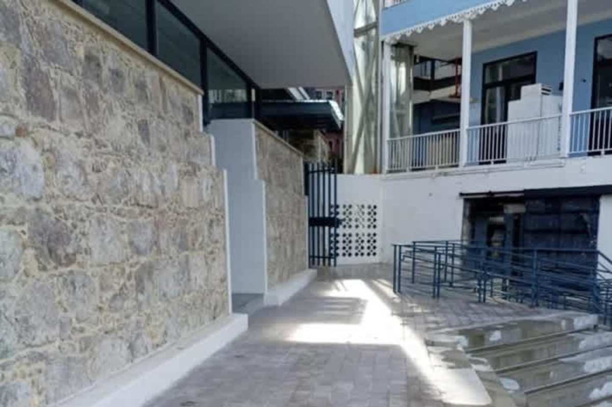 Historic colonial facade with balcony, stone walls and access ramp Casco Viejo