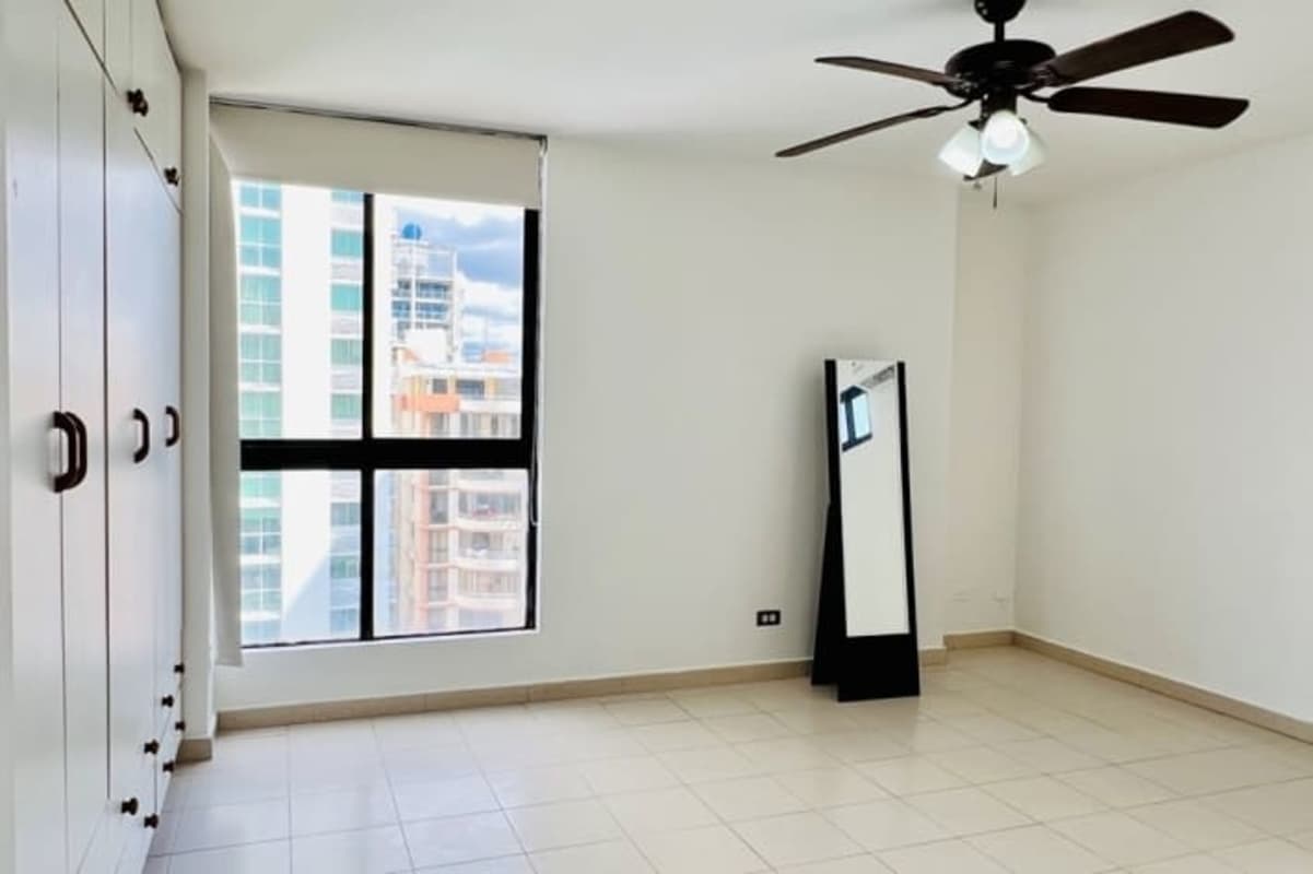 Kitchen with refrigerator, stove, tile walls and cabinets in PH Soho Elite El Cangrejo