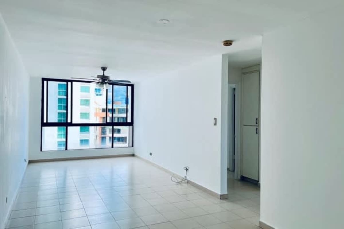 Modern living area with balcony, dining space, AC and tiled floors in Soho Elite El Cangrejo Panama