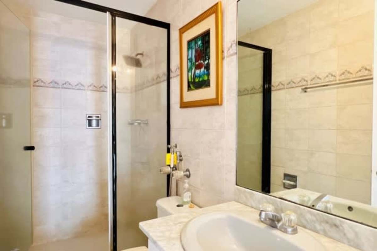 Contemporary bathroom with walk-in shower ceramic tile and vanity in PH Soho Elite Panama City