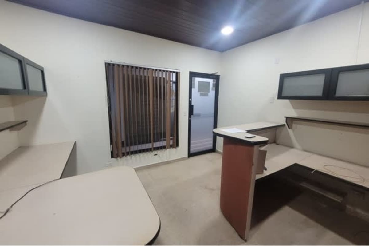 Furnished commercial office space with L-shaped desks and overhead cabinets in Centro Empresarial El Dorado Panama City