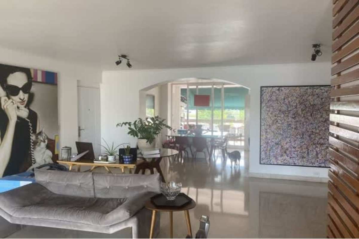 Traditional style kitchen with appliances and brick backsplash in PH Coco del Mar Panama