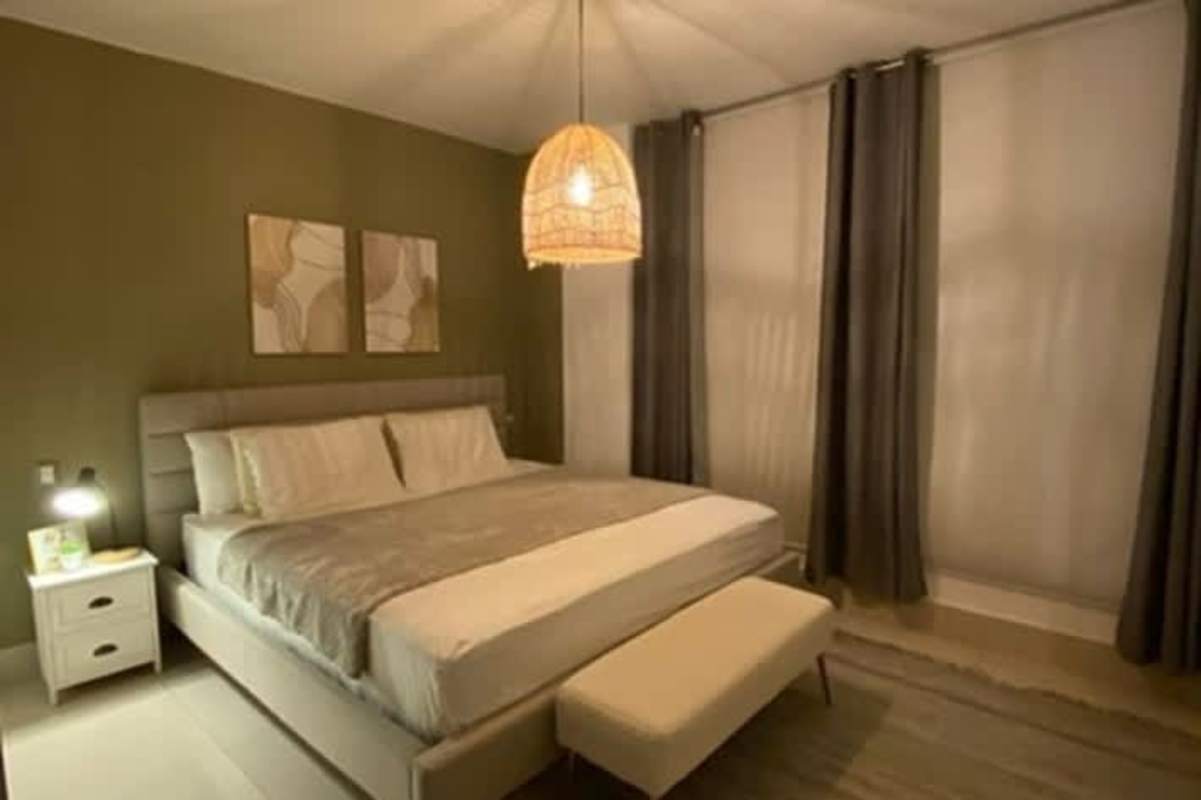 Secondary bedroom with big window, natural light PH Bali Costa del Este