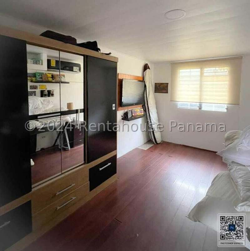 Kitchen with granite counters, breakfast bar and appliances house for sale in Chanis Panama